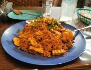 Stir-fried Thai noodles with egg and shallots at Oz Thai
